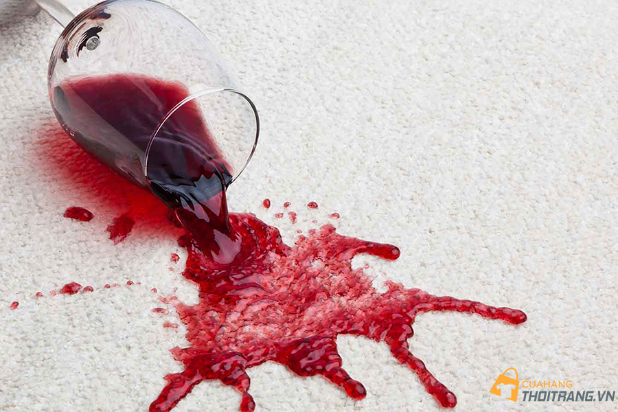 Đánh bay vết bẩn từ rượu vang đỏ